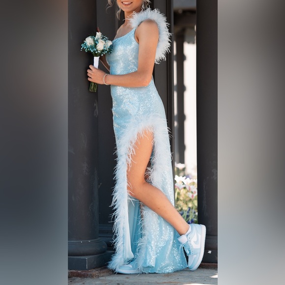 🪩LIGHT BLUE PROM DRESS🪩 - Picture 2 of 4